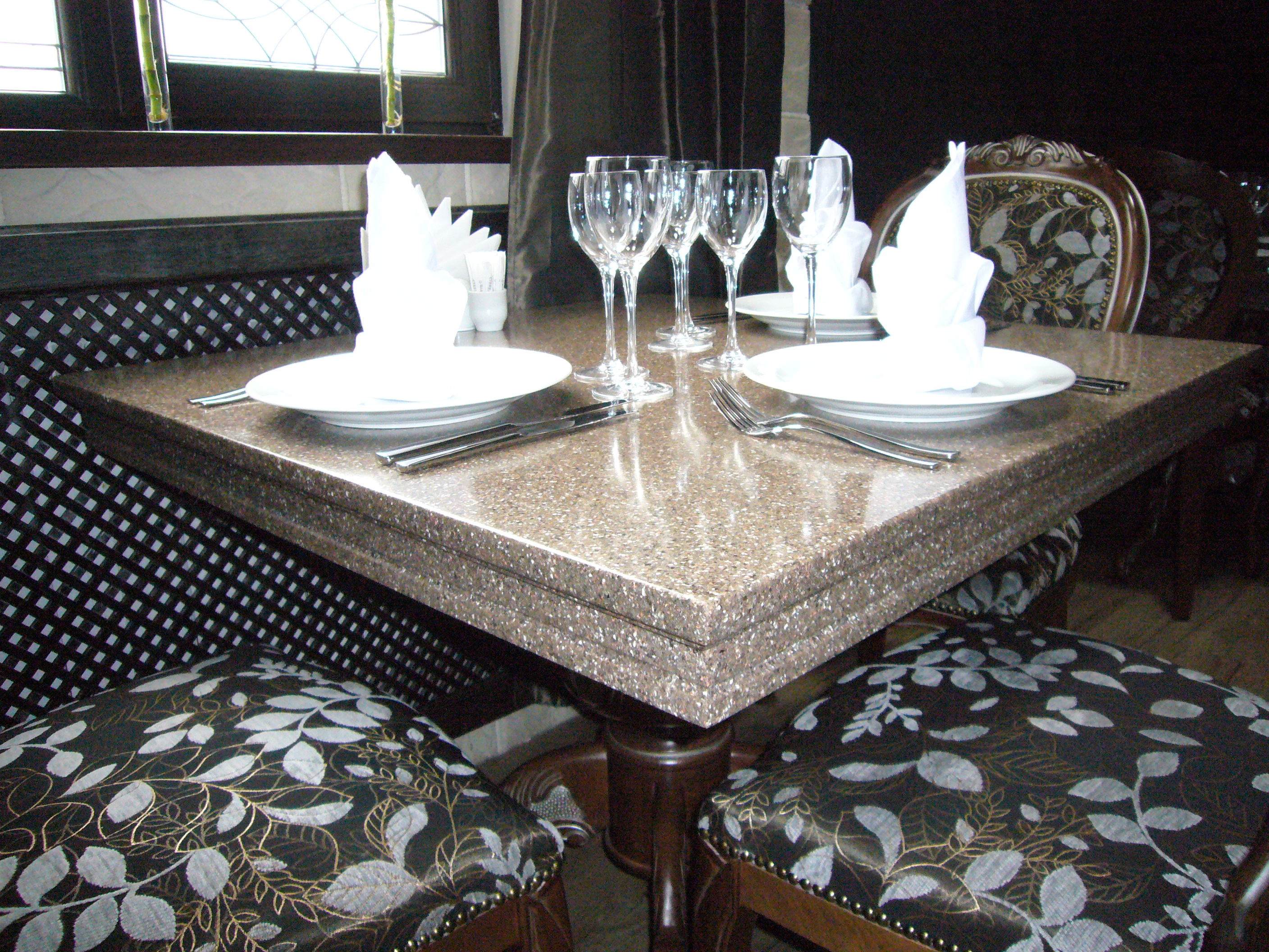 Стол для ресторана с фальшбортом из искусственного камня | ООО Интердек