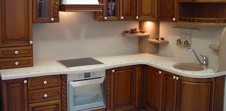 Угловая столешница для кухни из искусственного камня с интегрированной мойкой, декоративными элементами и окантовкой из камня | ООО Интердек