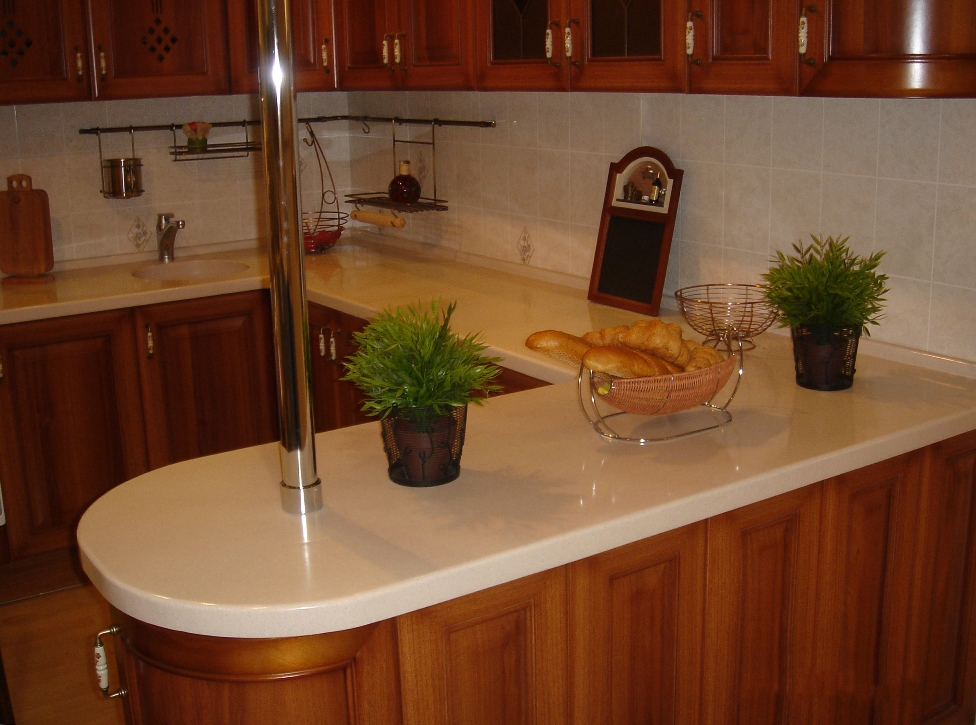 Столешница для кухни из искусственного камня с интегрированной мойкой и монолитным плинтусом | ООО Интердек