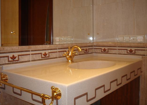 Столешница из искусственного камня в ванную комнату с монолитной раковиной и инкрустацией | ООО Интердек