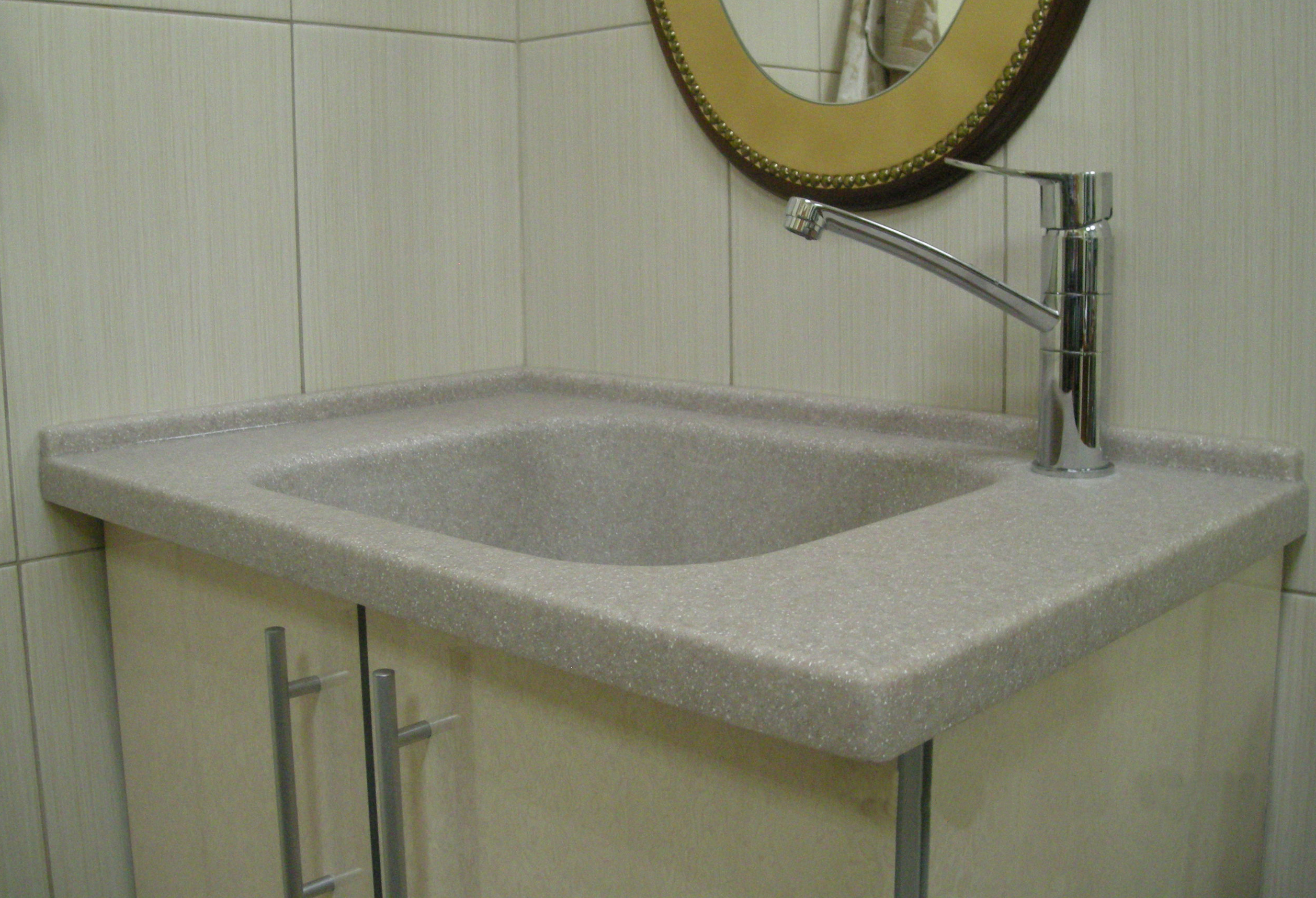 Столешница в ванную комнату с интегрированной раковиной и приставным плинтусом | ООО Интердек