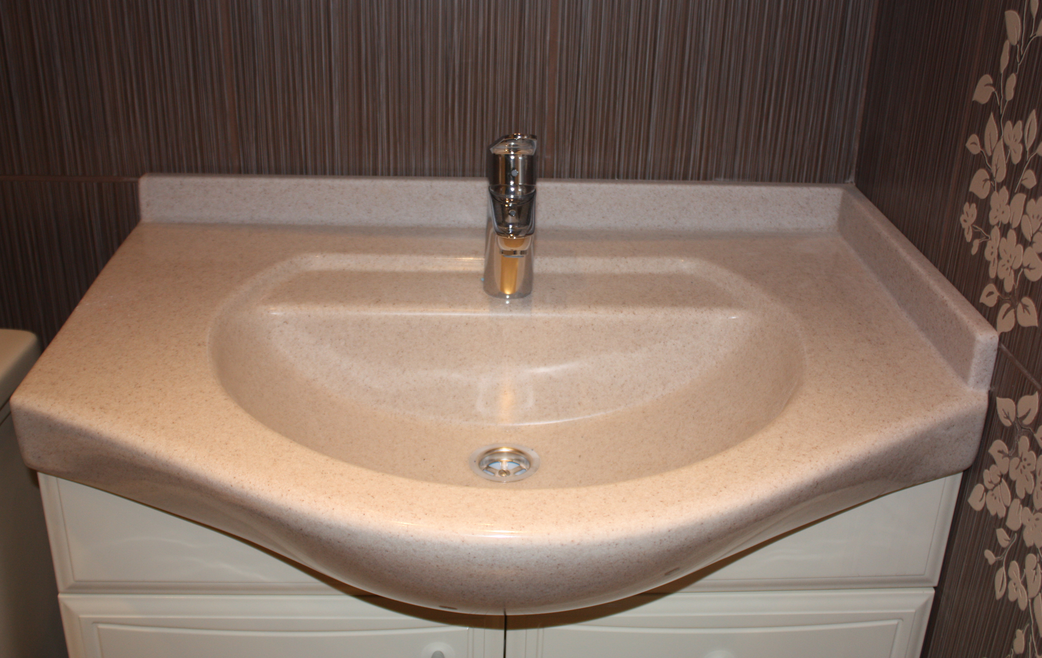 Столешница в ванную комнату с интегрированной раковиной и плинтусом | ООО Интердек