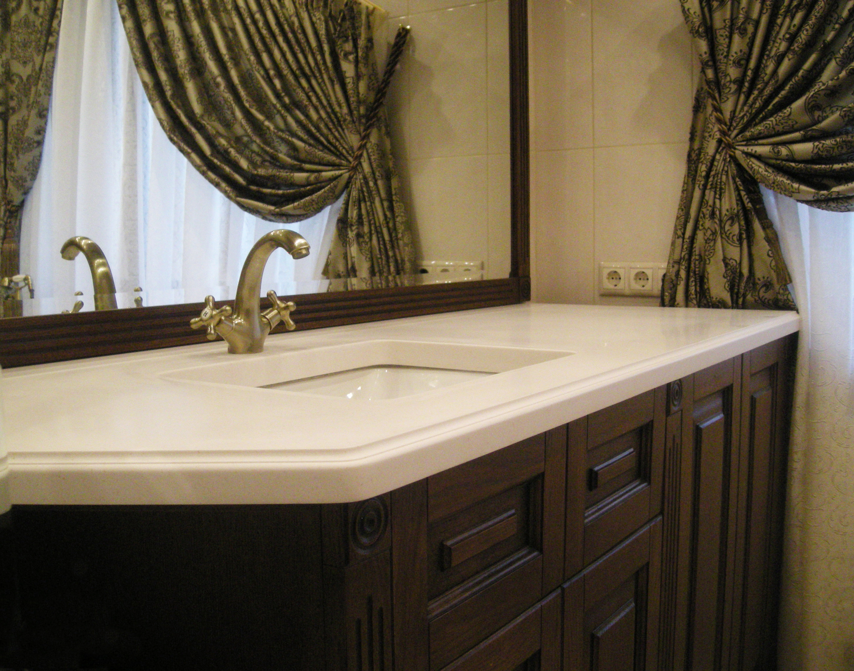 Столешница в ванную комнату с фигурной кромкой из искусственного камня | ООО Интердек
